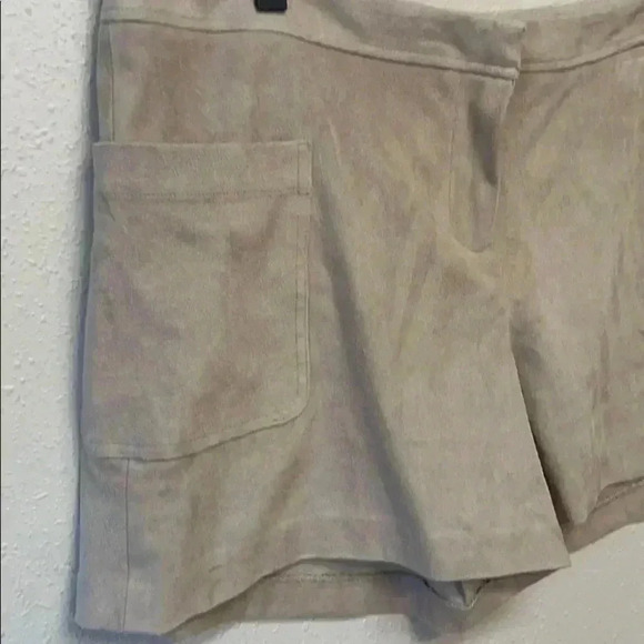 VINCE CAMUTO Women’s Shorts - Picture 2 of 5